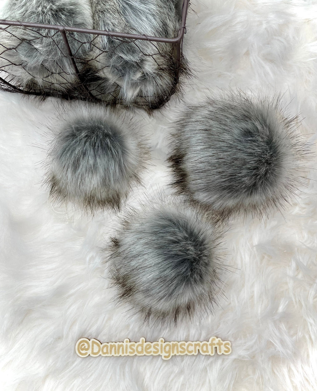 Glacier wolf Faux fur Pom Pom