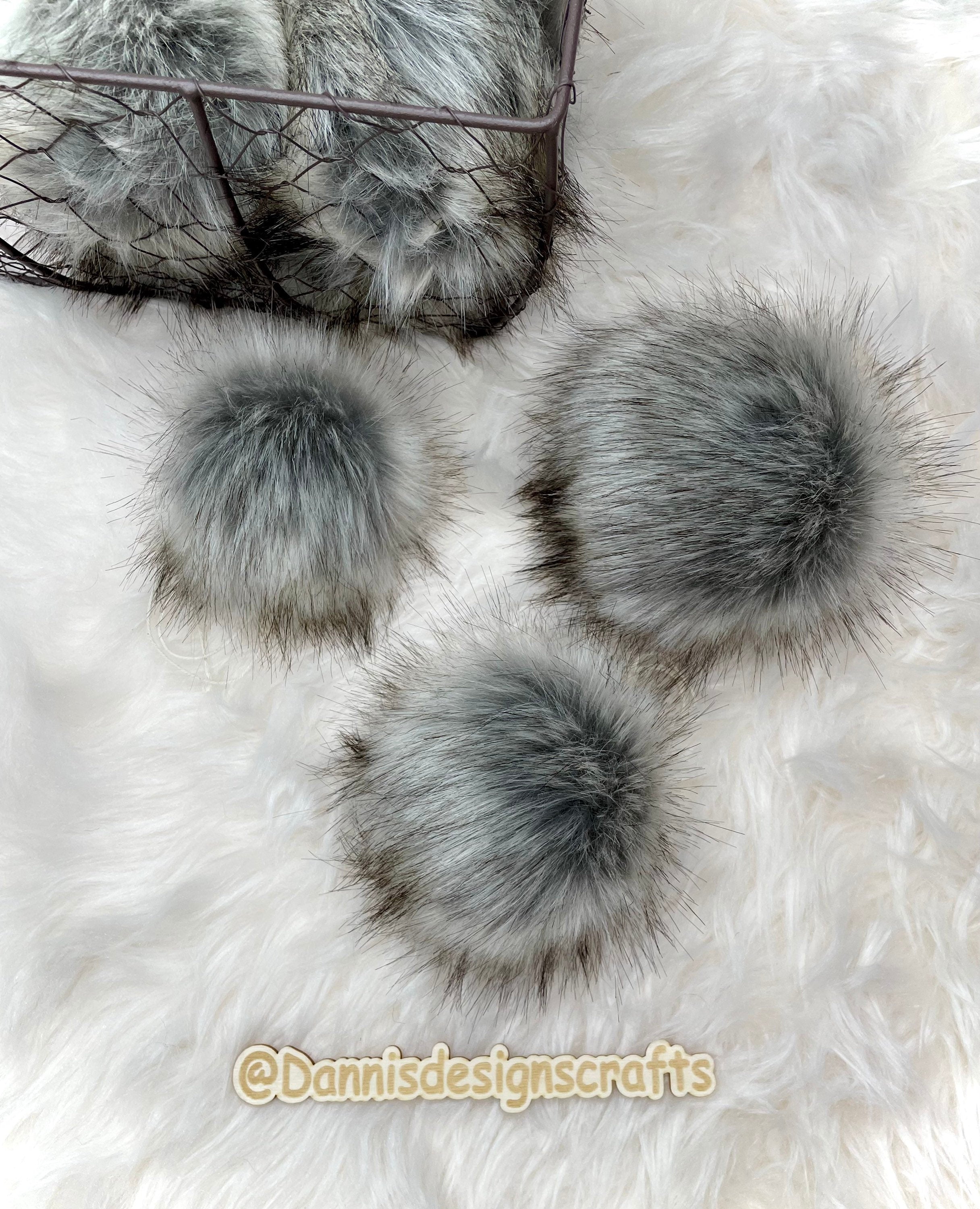 Glacier wolf Faux fur Pom Pom