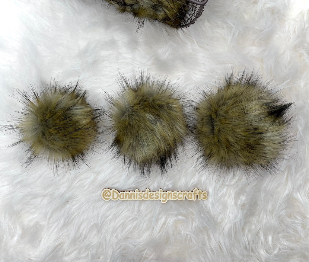 Vintage wolf faux fur pom pom