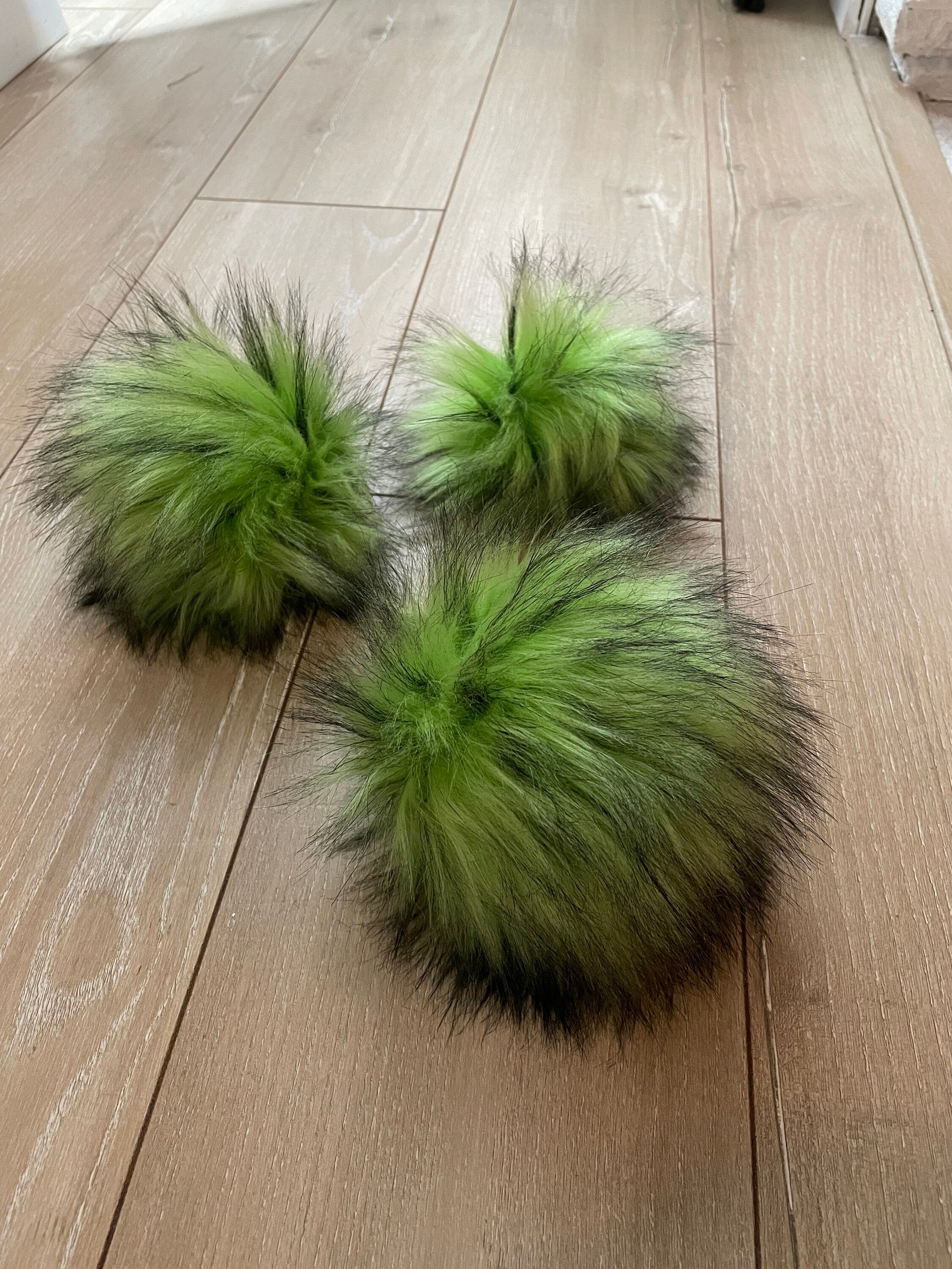 Sour apple faux fur pom pom