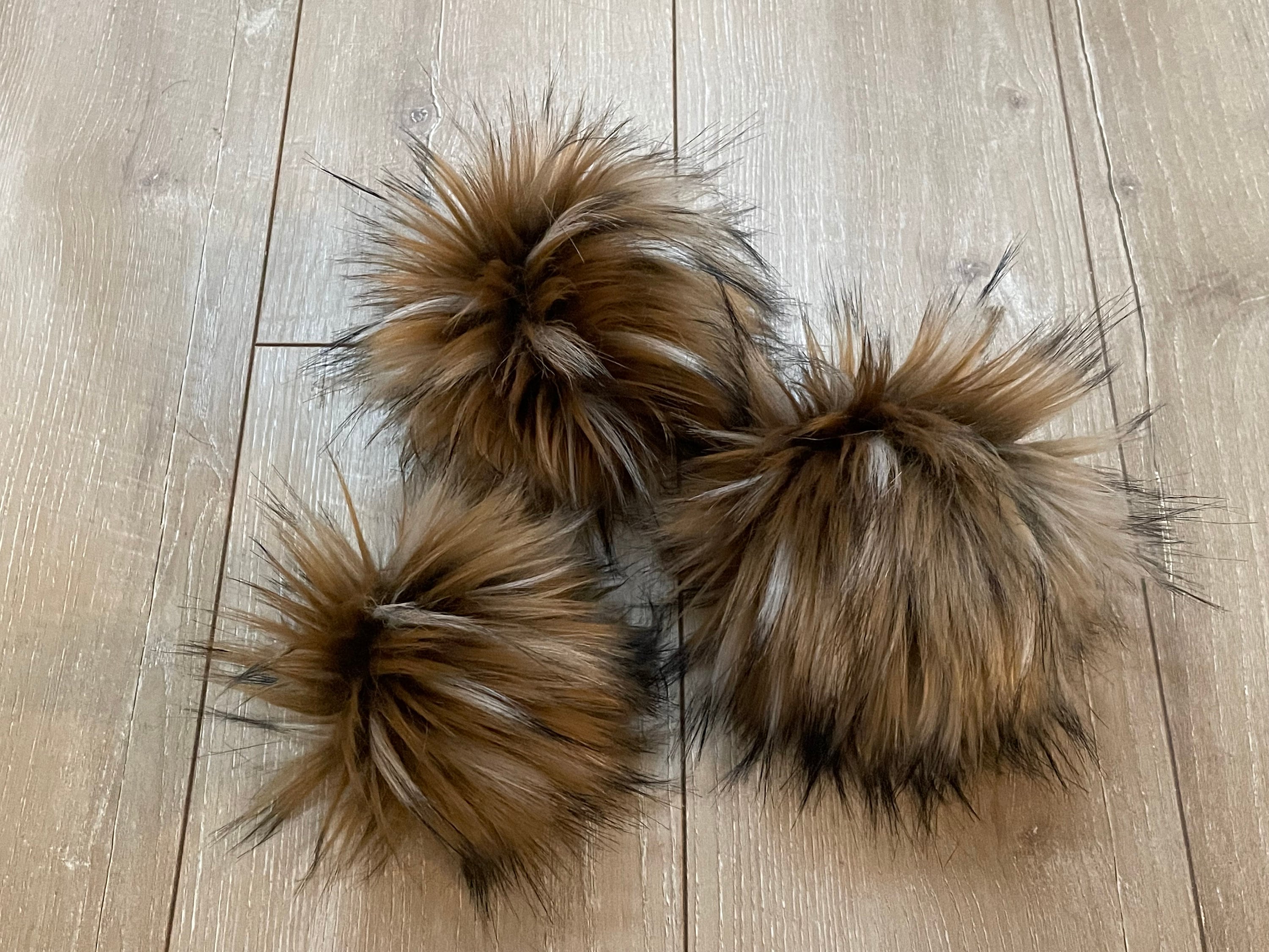 Saber tooth faux fur Pom Pom