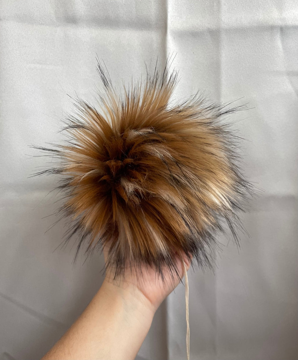 Saber tooth faux fur Pom Pom