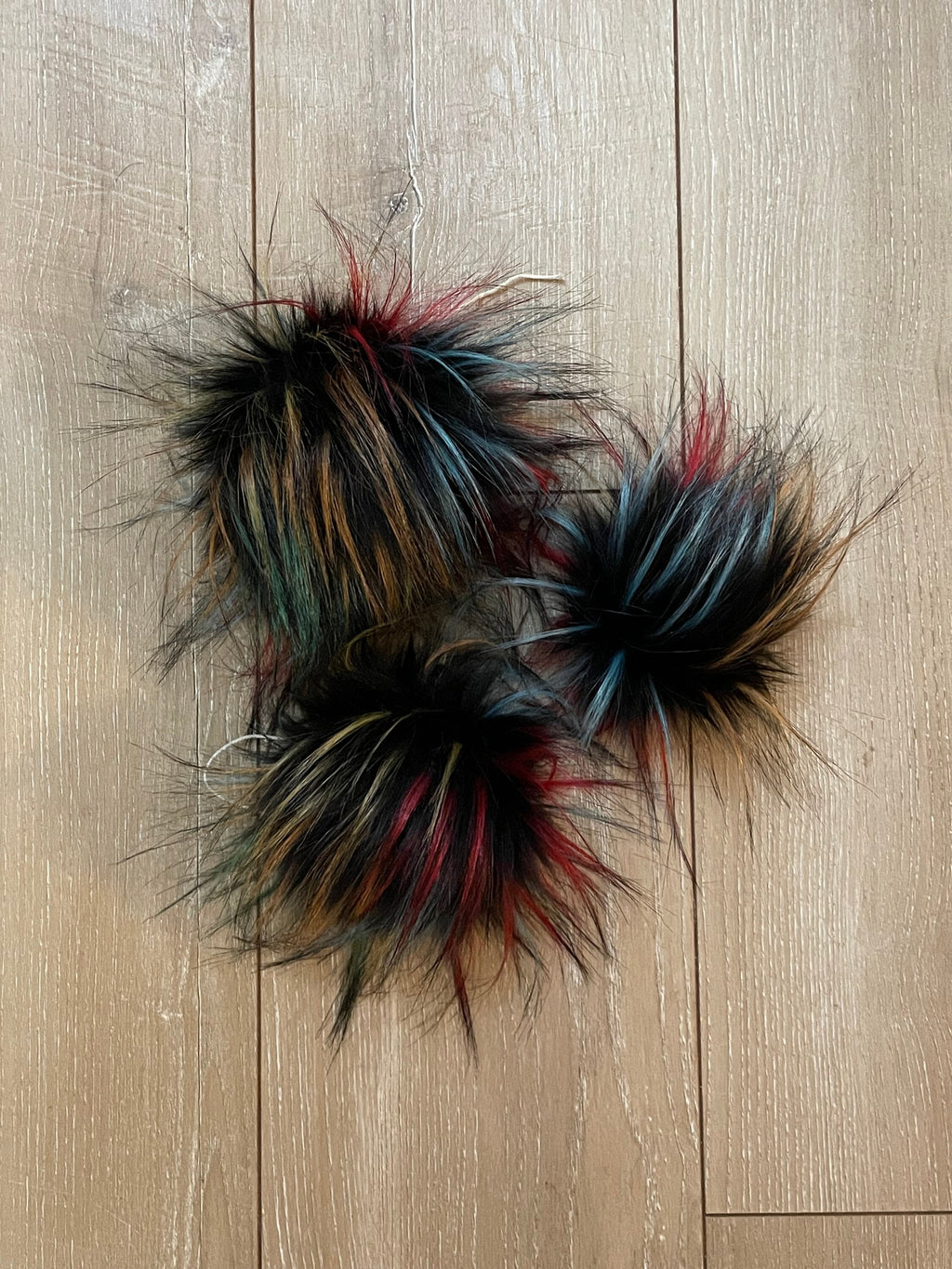 Parrot faux fur Pom Pom