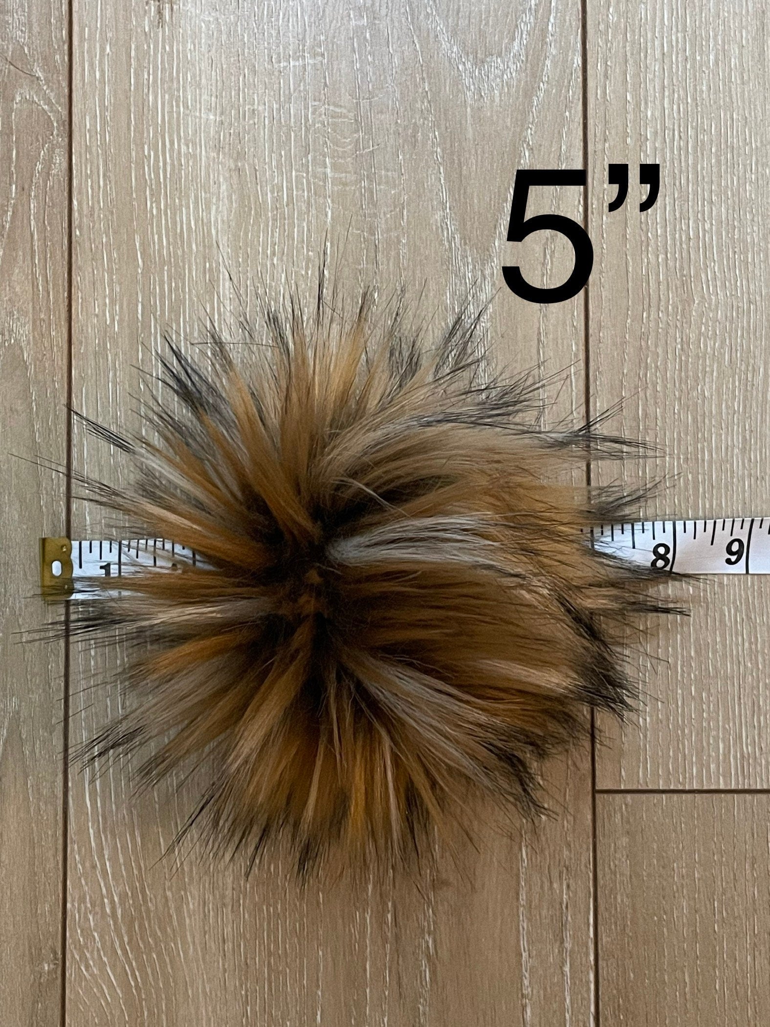 Saber tooth faux fur Pom Pom