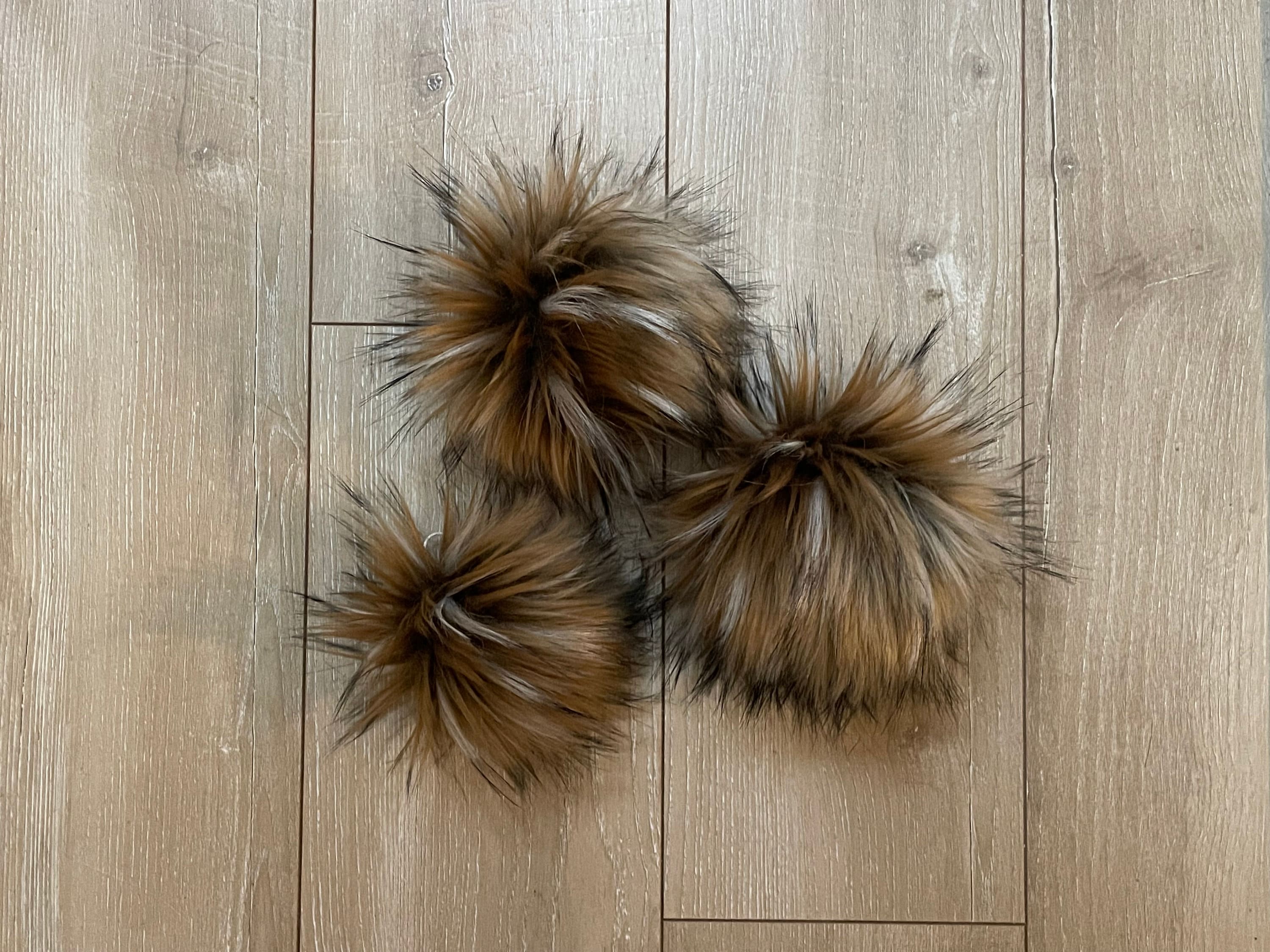Saber tooth faux fur Pom Pom