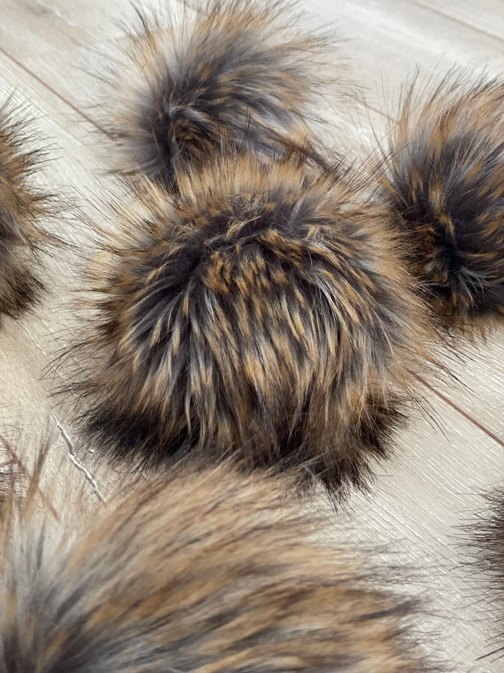 Mammoth faux fur Pom Pom