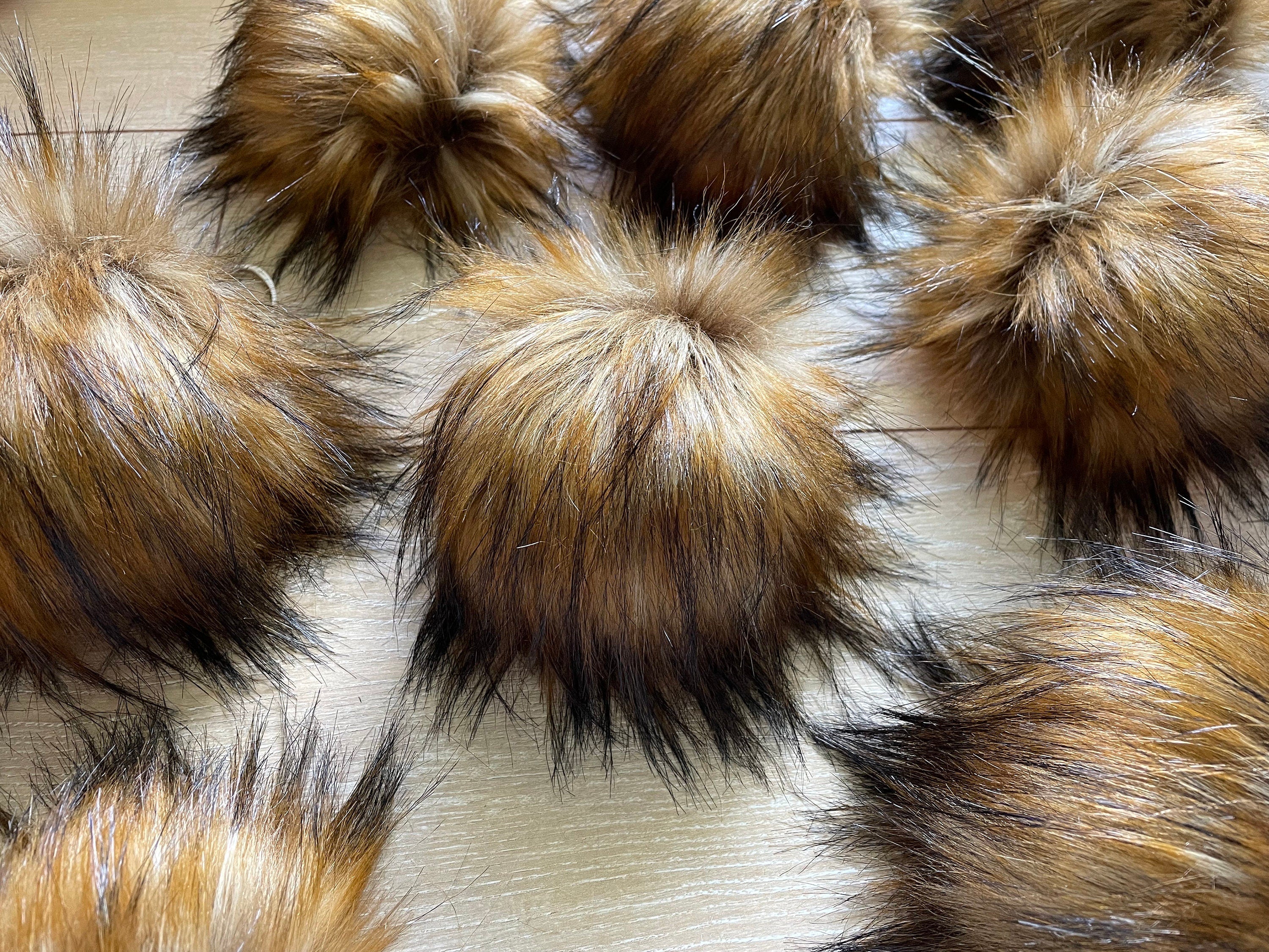 Goldy faux fur Pom