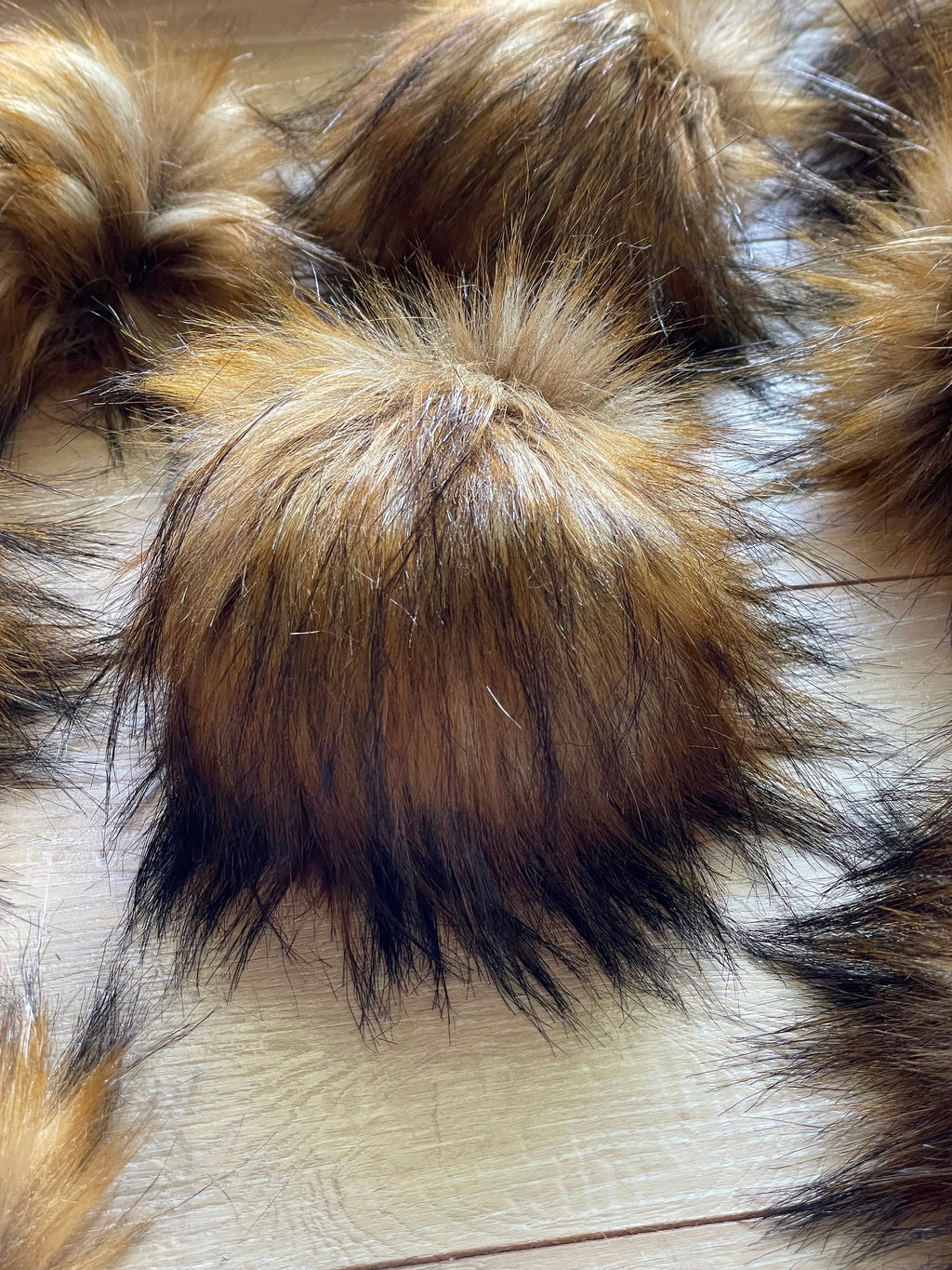 Goldy faux fur Pom