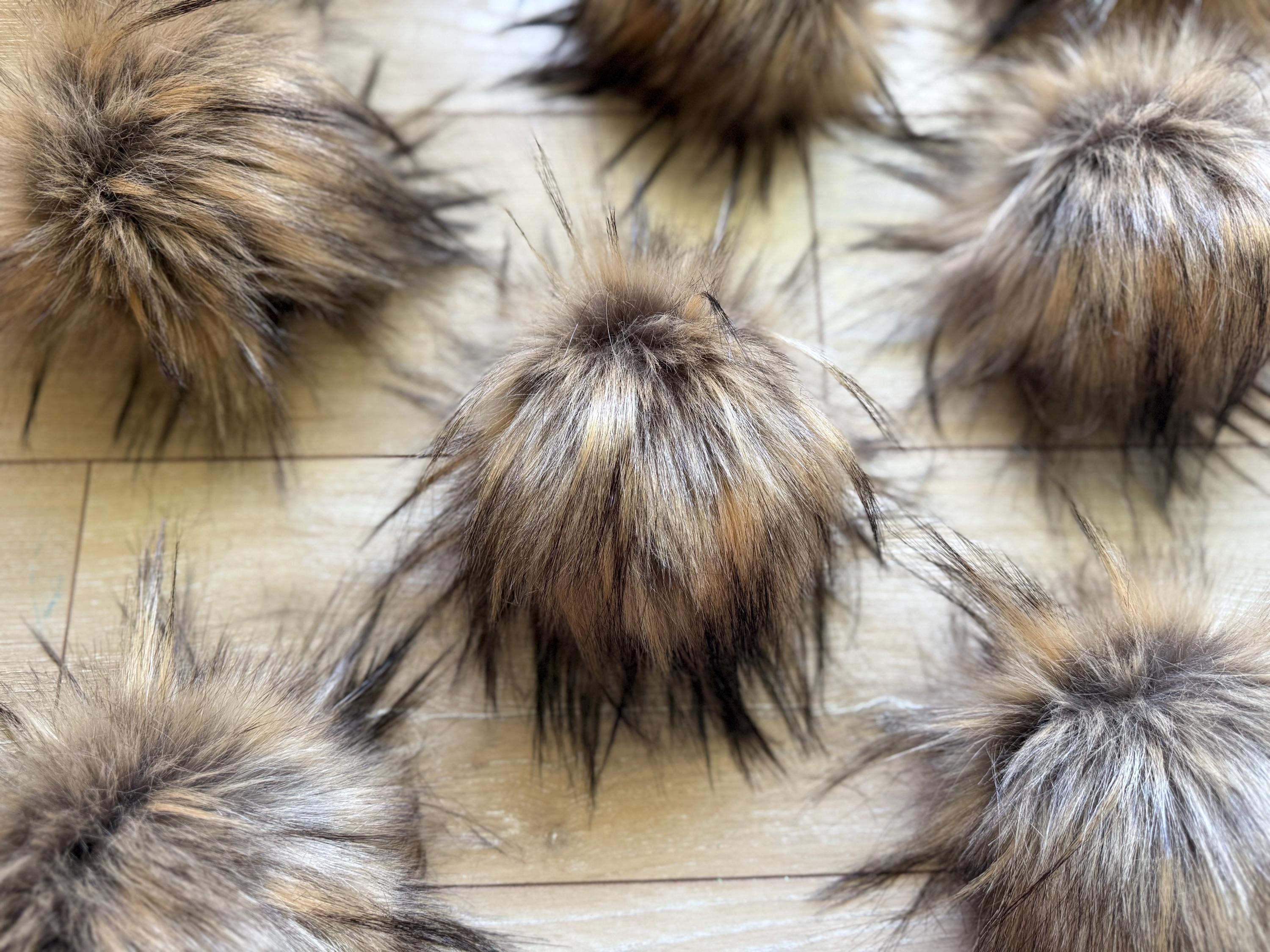 Grizzly luxe faux fur pom