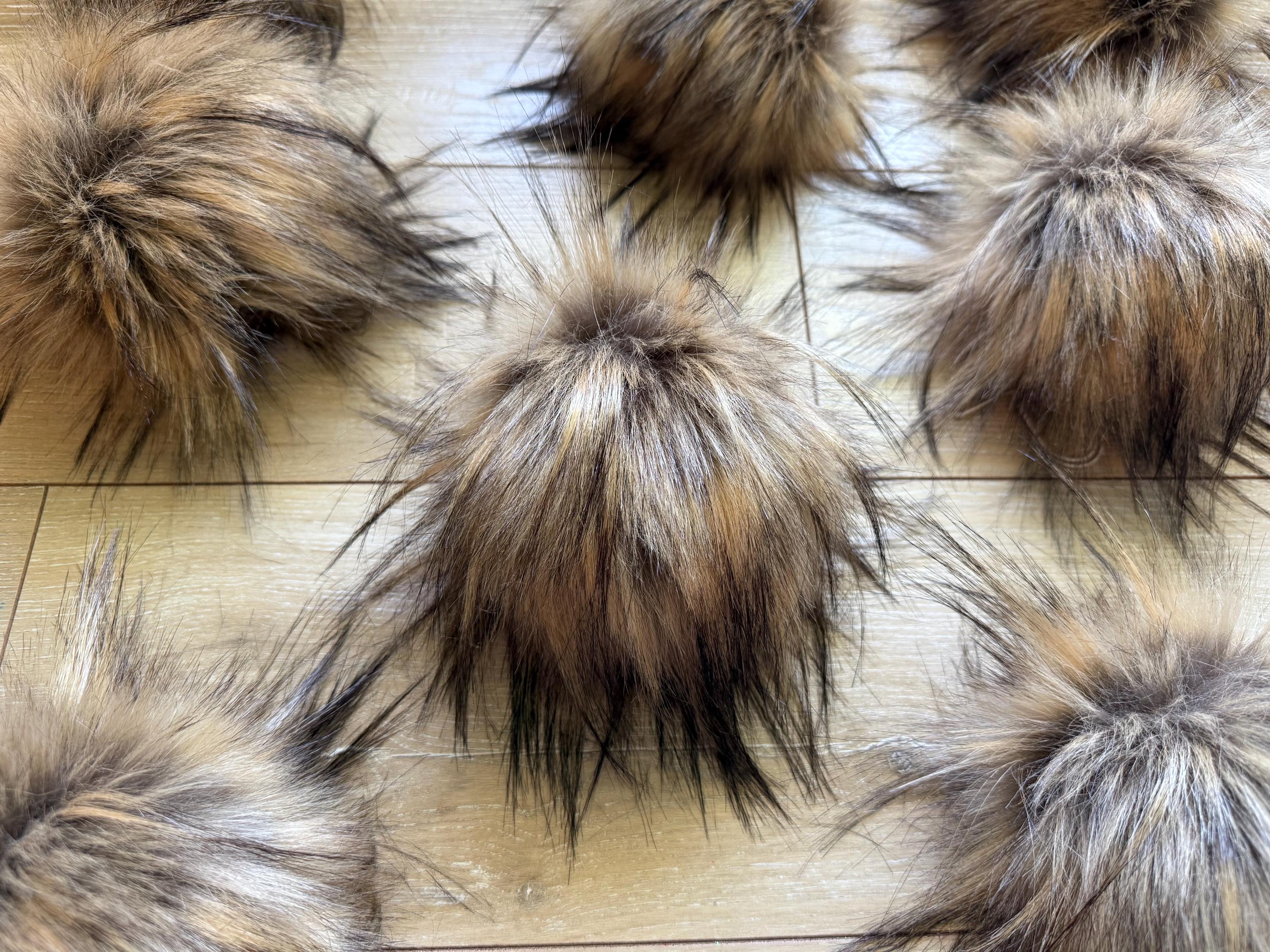 Grizzly luxe faux fur pom