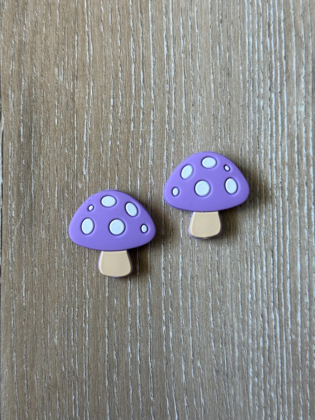 Mushroom needle stoppers for knitting needles