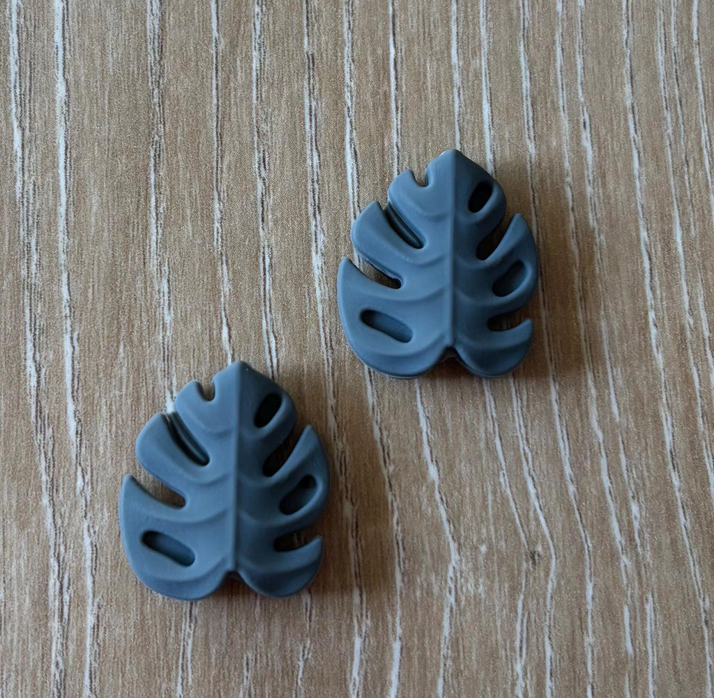 Leaf needle stoppers for knitting needles