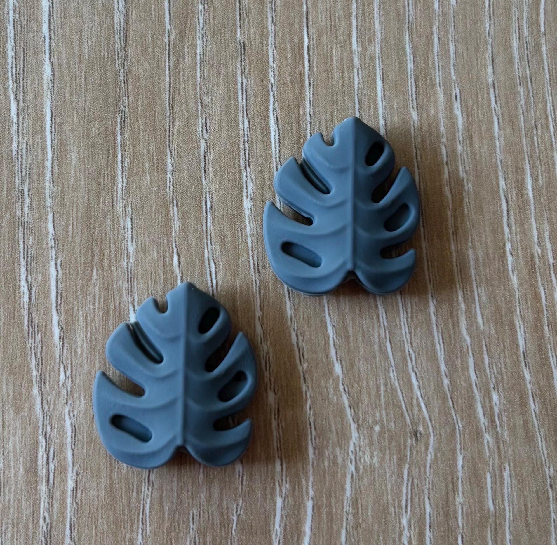 Leaf needle stoppers for knitting needles