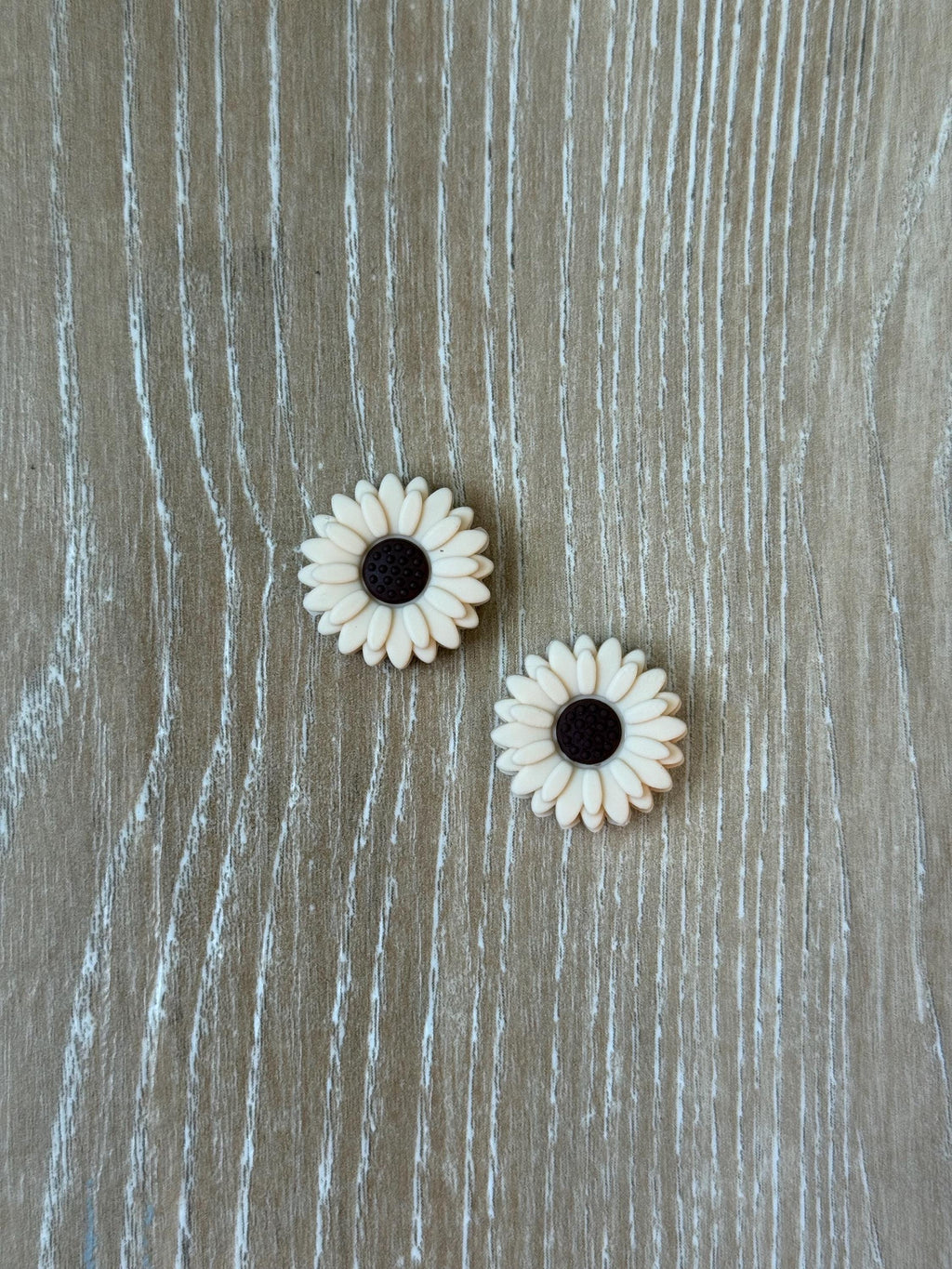 Flower needle stoppers for knitting needles