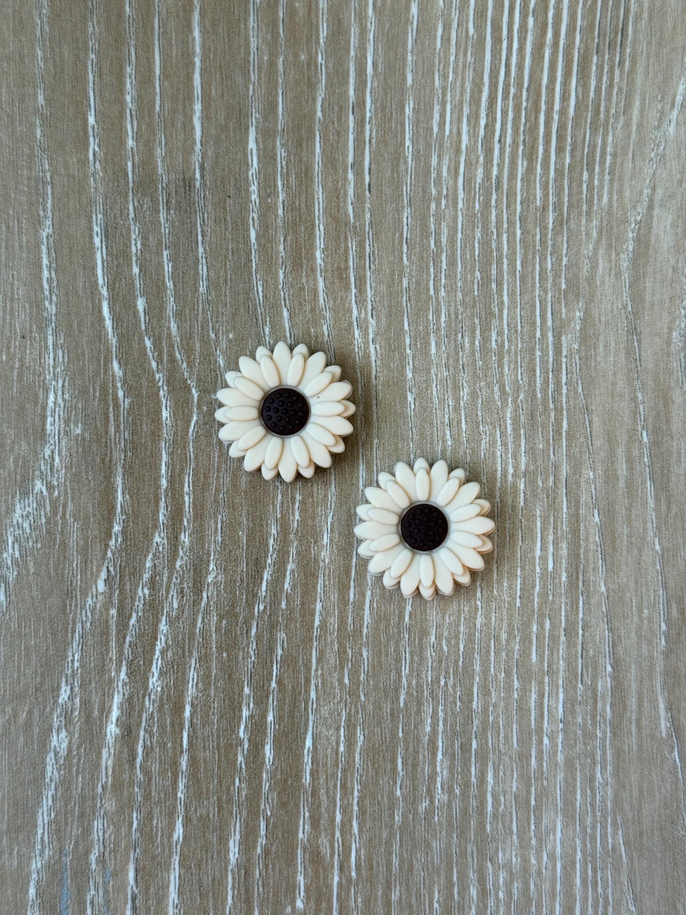 Flower needle stoppers for knitting needles
