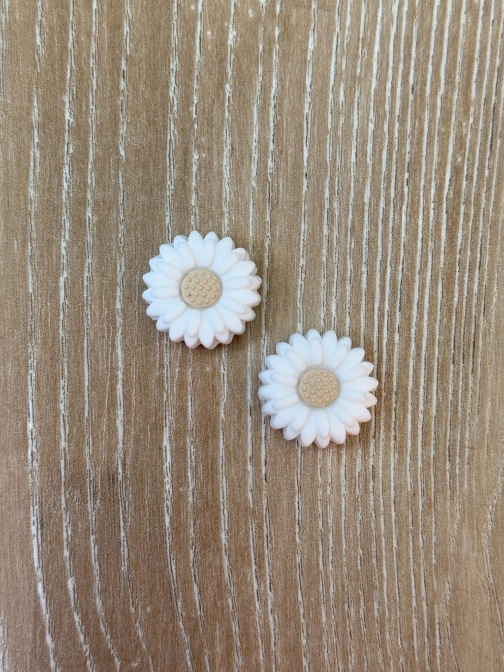 Flower needle stoppers for knitting needles