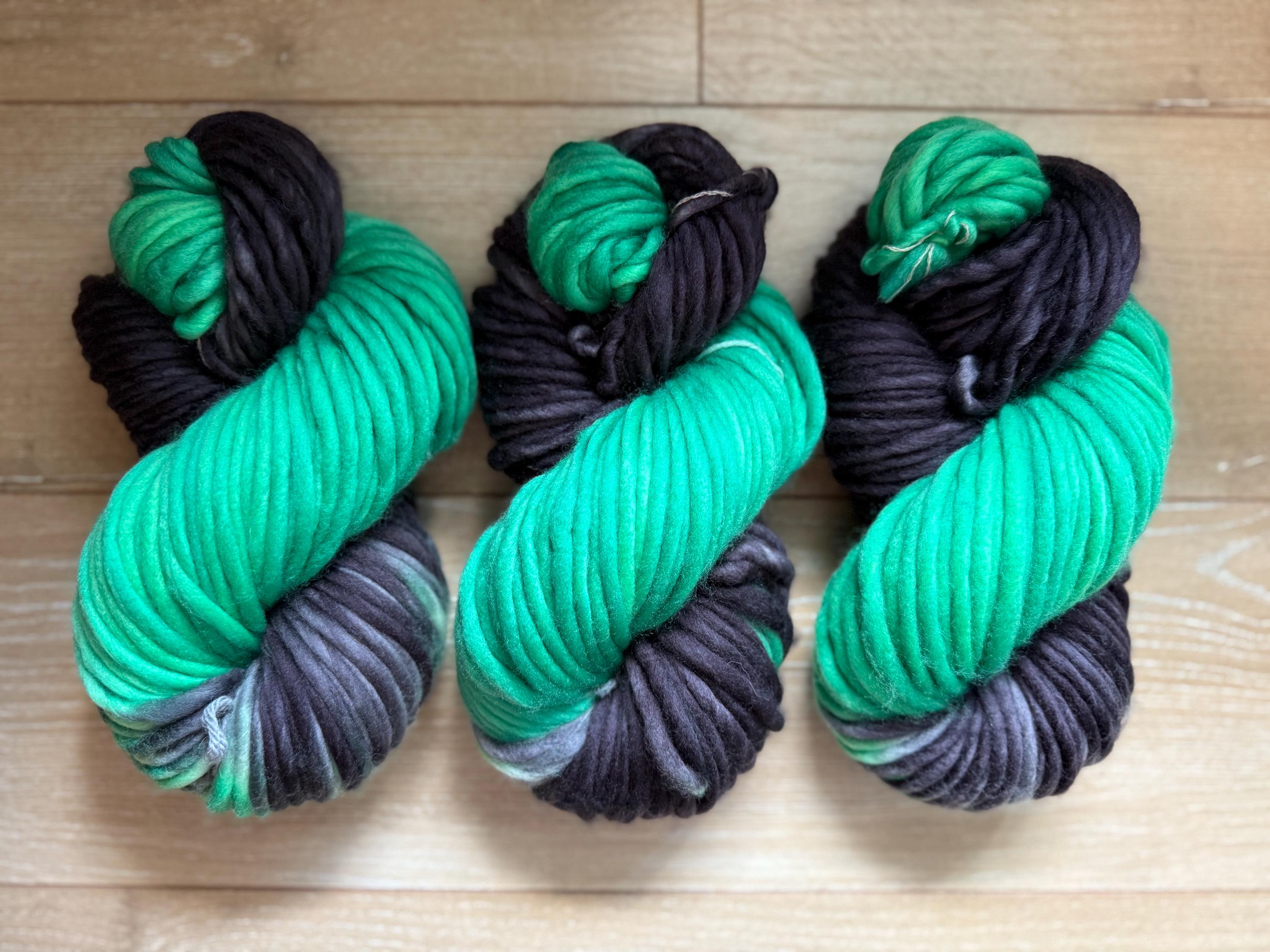 Team spirit green and black  yarn