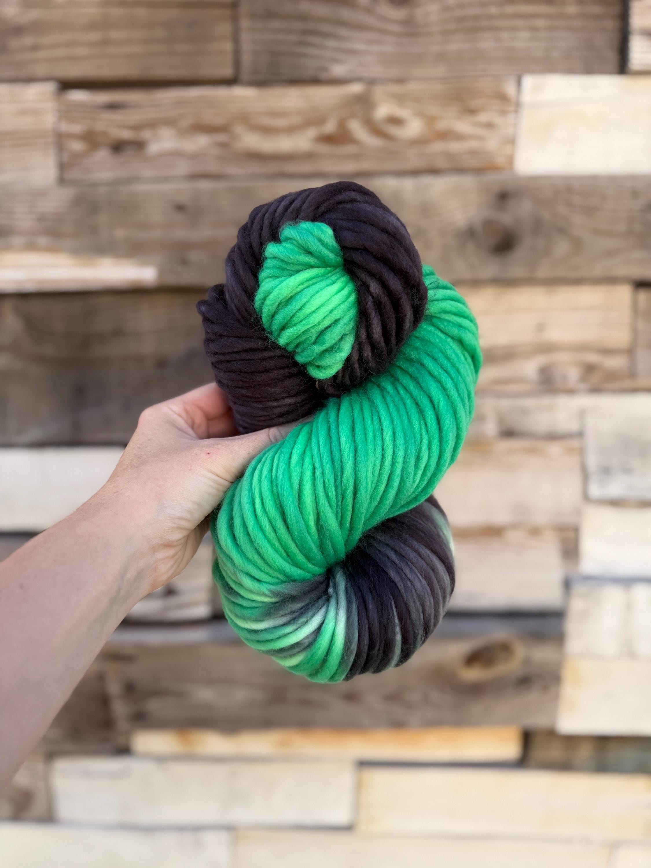 Team spirit green and black  yarn