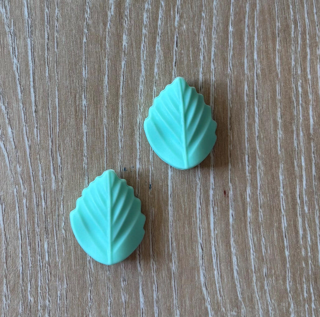 Leaf needle stoppers for knitting needles