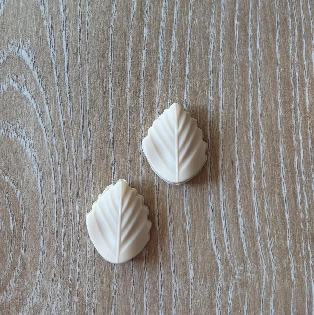 Leaf needle stoppers for knitting needles