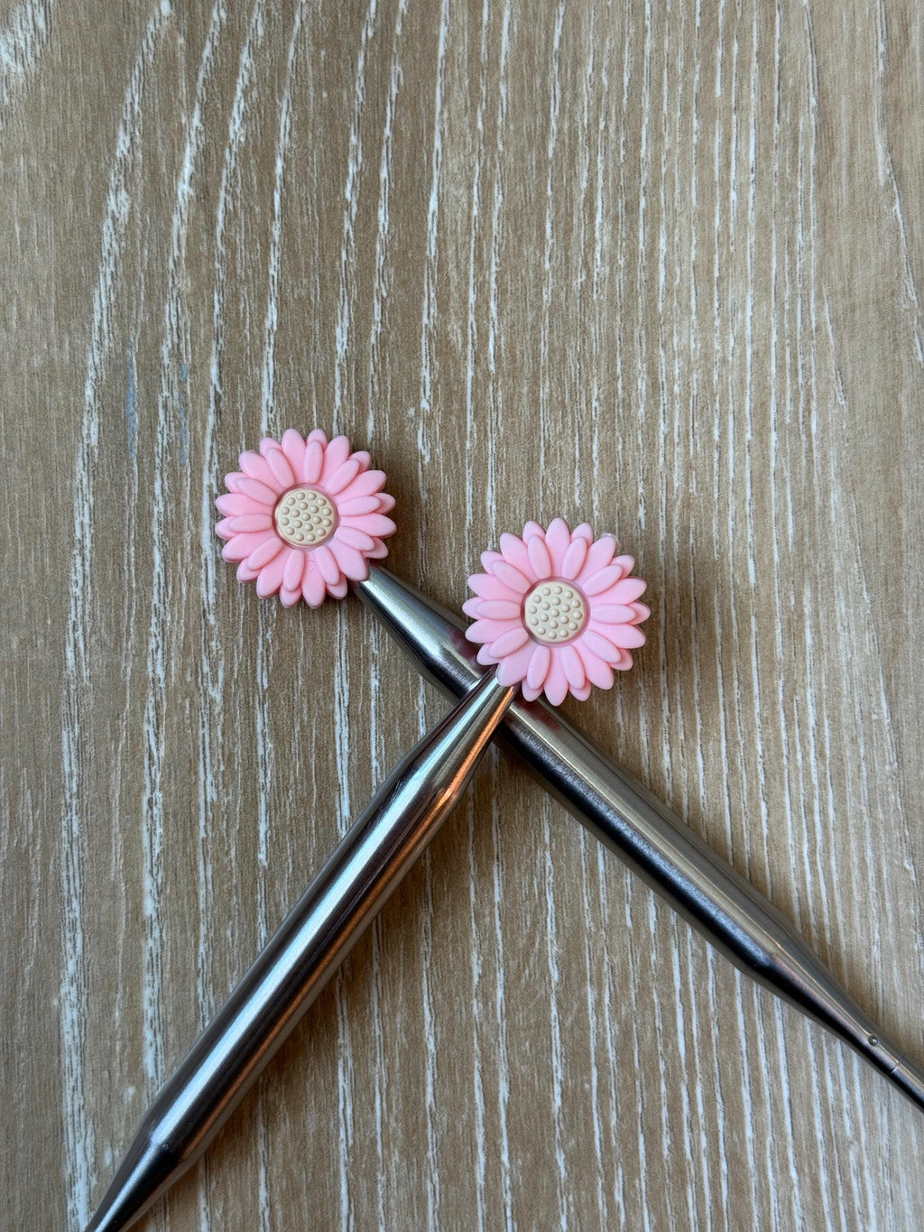 Flower needle stoppers for knitting needles