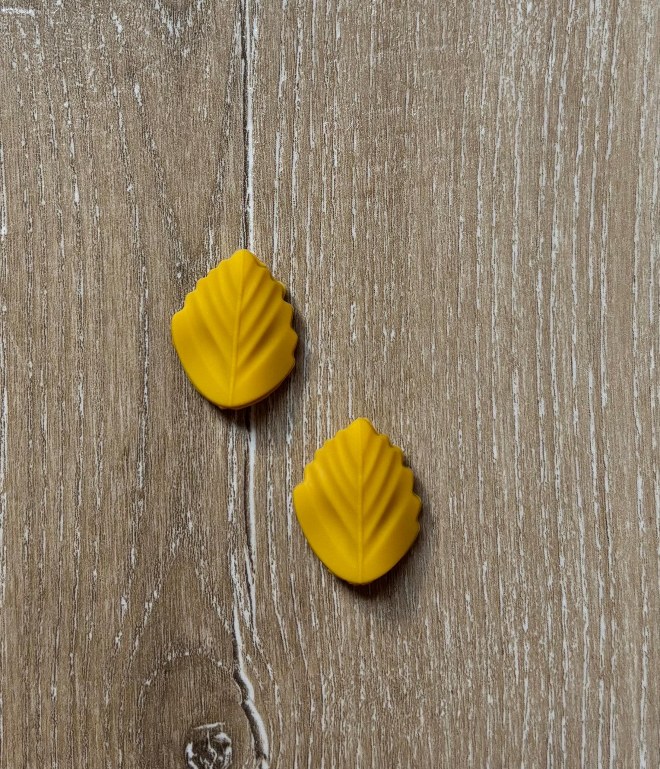 Leaf needle stoppers for knitting needles