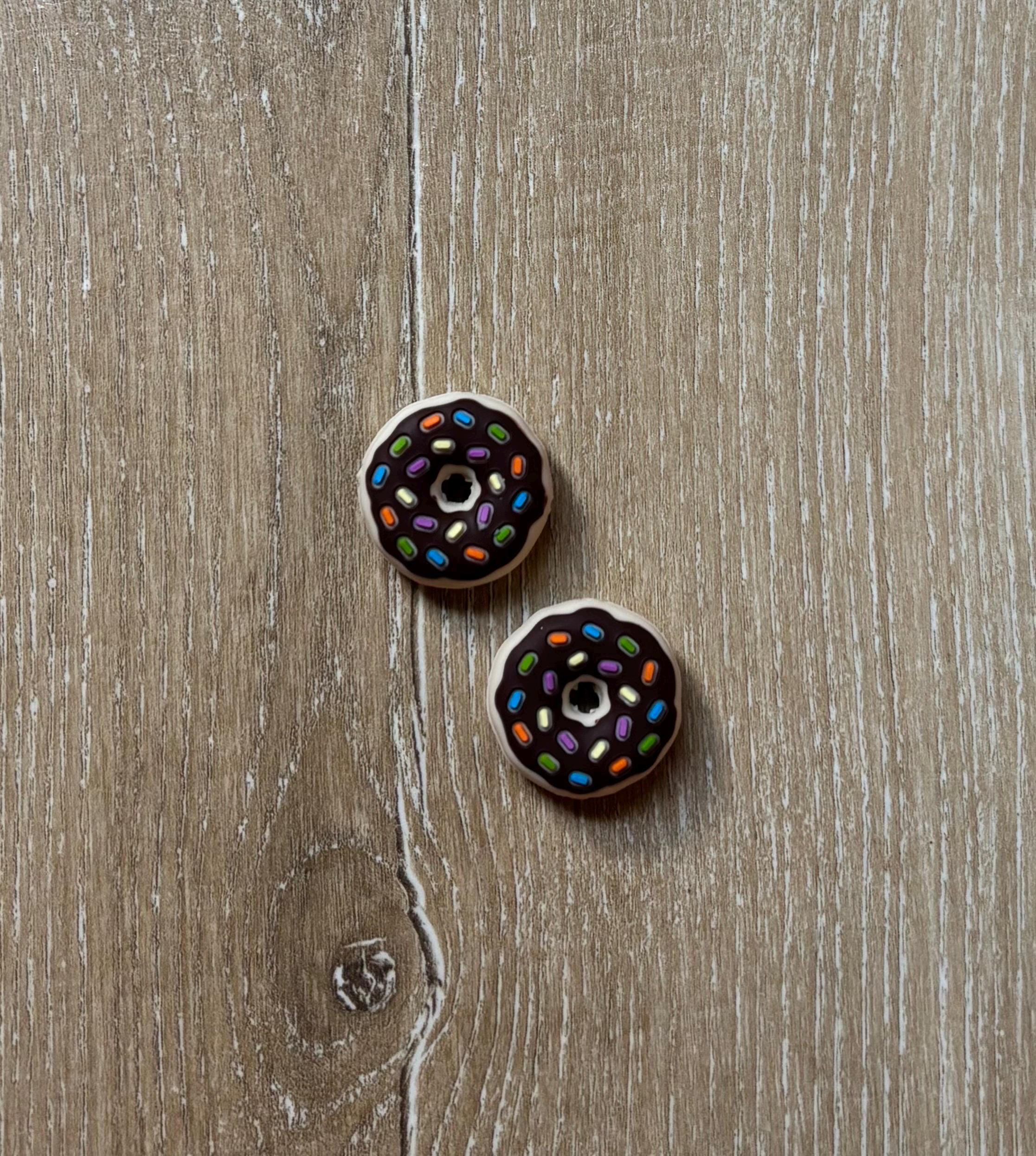 Donut needle stoppers for knitting needles