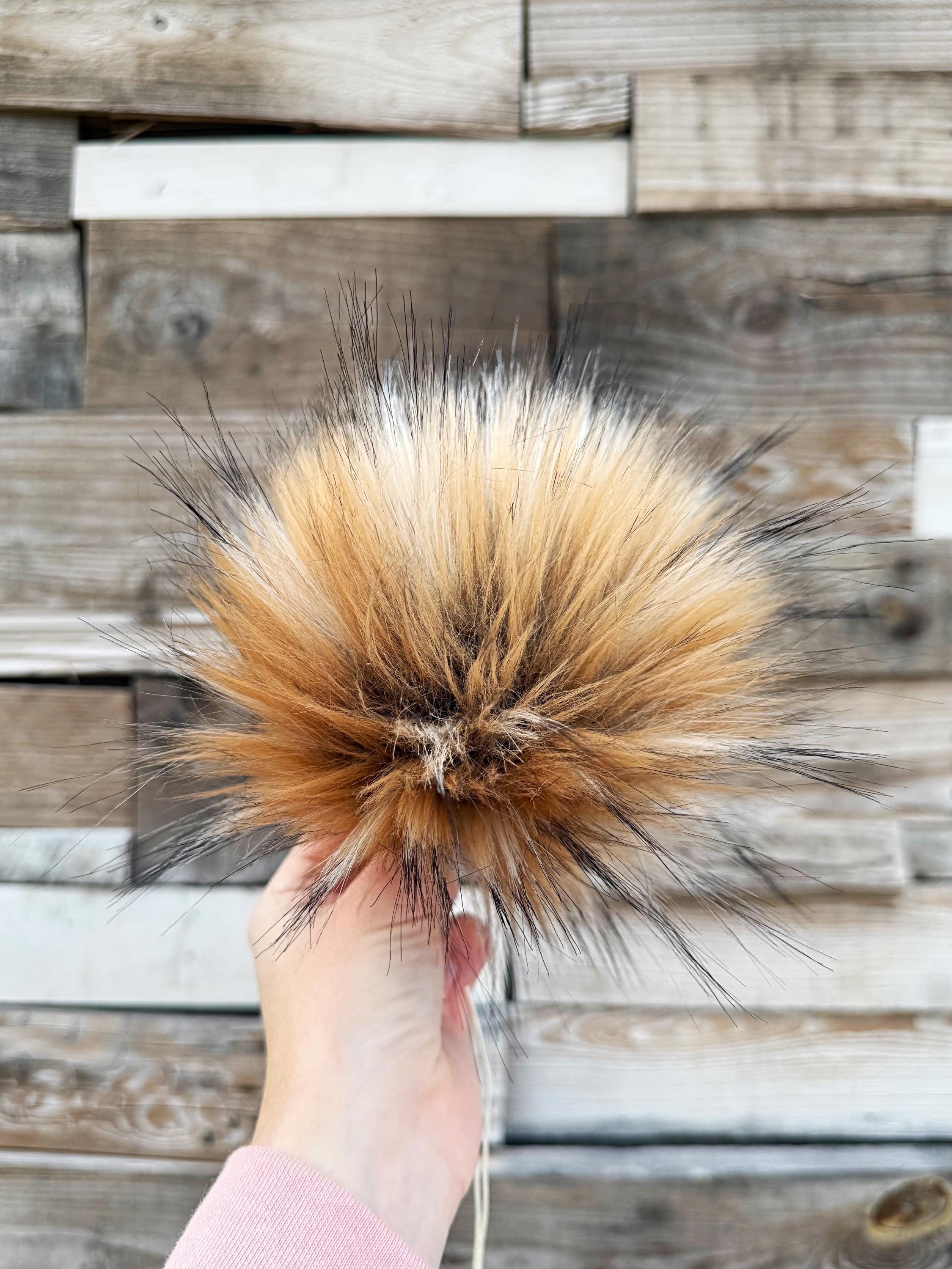 Saber tooth faux fur Pom Pom