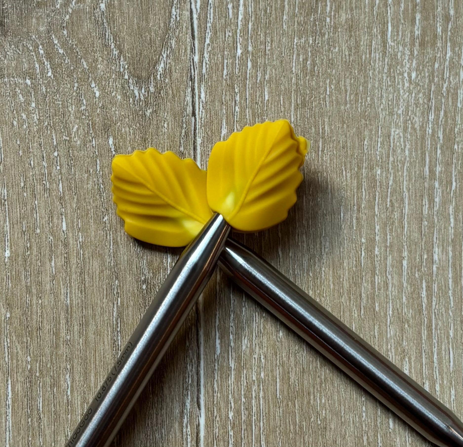 Leaf needle stoppers for knitting needles
