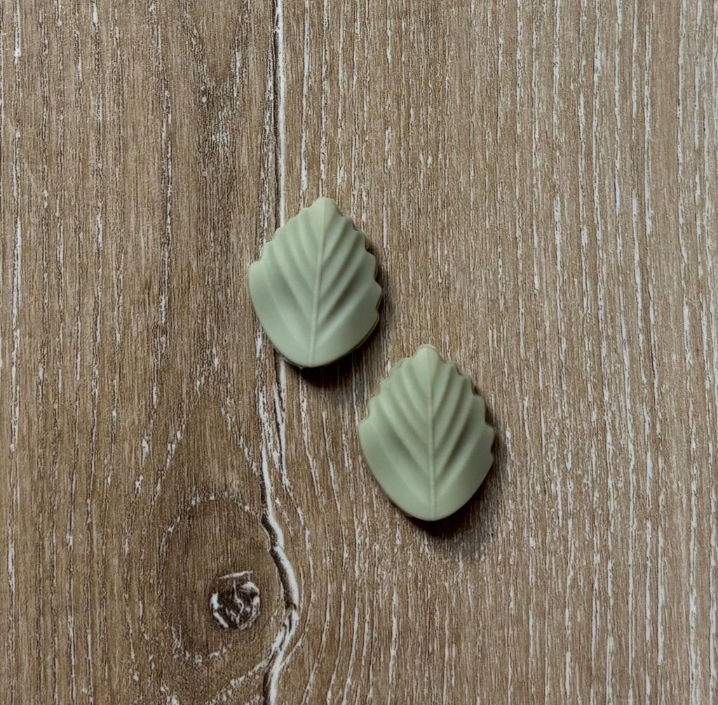 Leaf needle stoppers for knitting needles