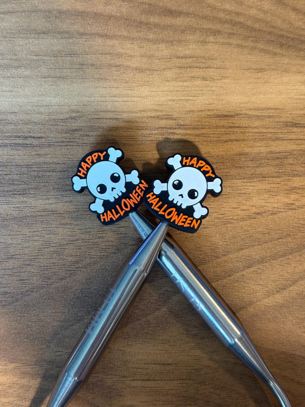 Needle stoppers, stitch stopper for knitting needles, skull, Halloween, skeleton crossbones